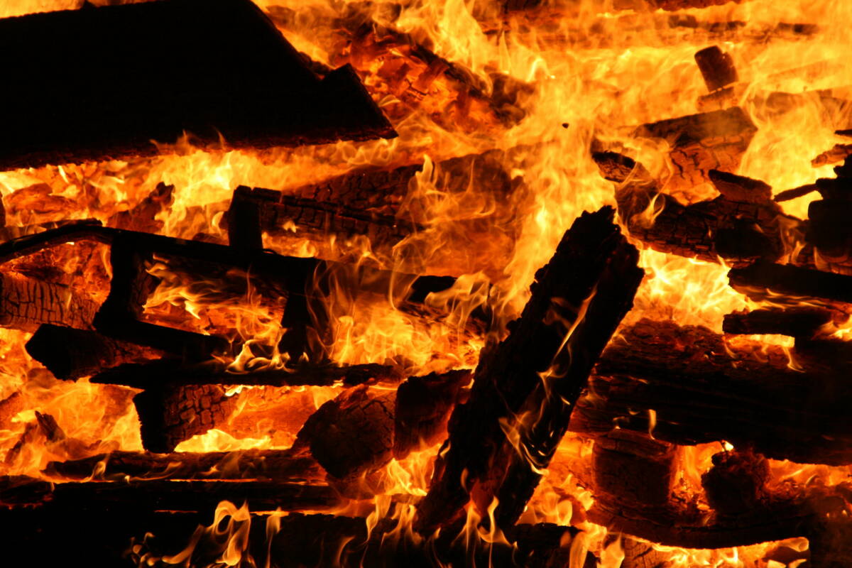 Heizen - Loderndes Feuer verbrennt Holzscheite